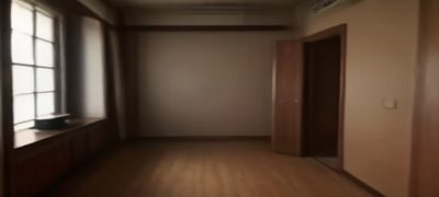 一位教师在教室内用投影展示九色视频的教育类视频导航页面，学生们认真记录，体现平台在教育场景下作为视频资源导航工具的应用价值